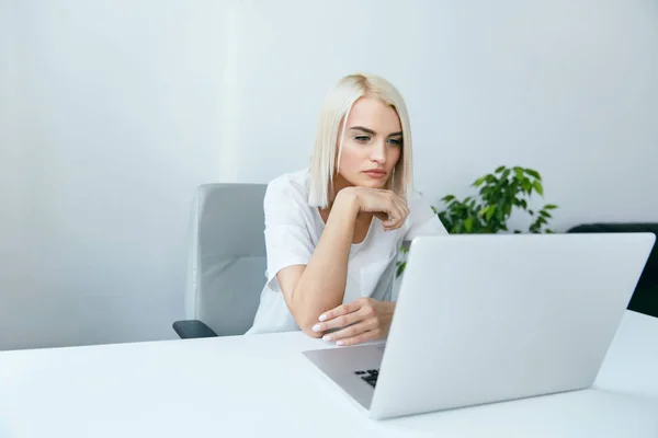 Mujer joven trabajando en el cuaderno en la oficina . — Foto de Stock