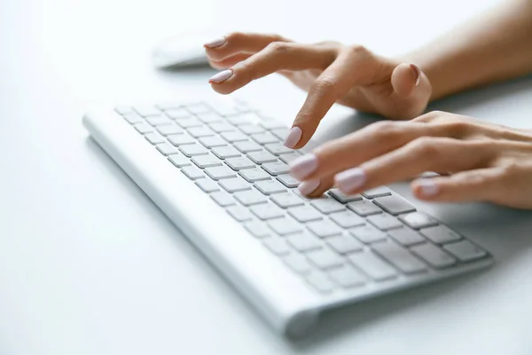 Klavye ve eller. Bilgisayarda çalışan eller yukarı kapatın — Stok fotoğraf