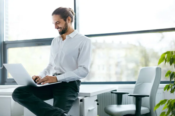 Hombre trabajando en el cuaderno en la oficina . — Foto de Stock