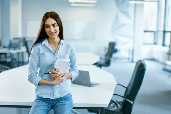 Vrouw In Office. Vrouw op het werk — Stockfoto
