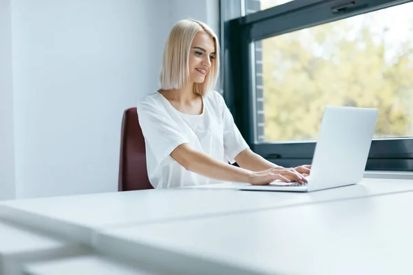 Молодая женщина работает над ноутбуком в офисе . — стоковое фото