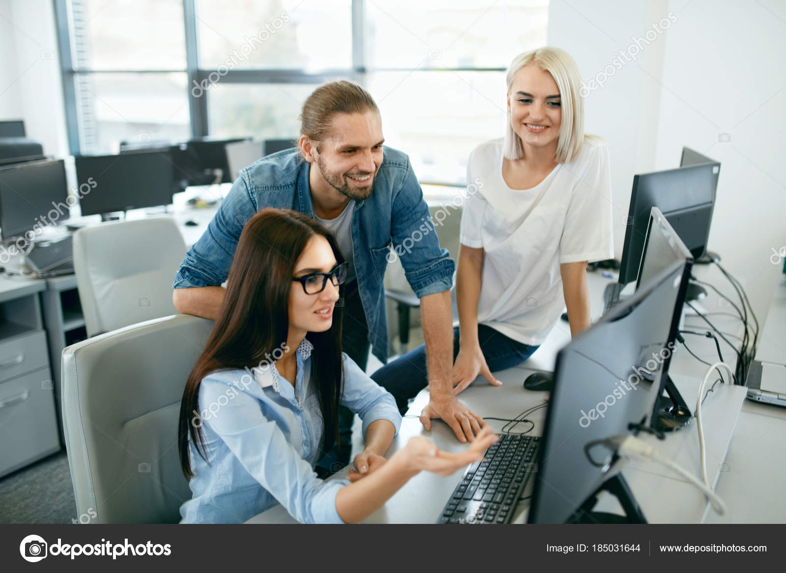2 3 человека работающих на. Композиция люди в офисе. Картинка с людьми в офисе для описания. Модели посадки людей в офисе. Девушка с телефоном в руках в офисе.