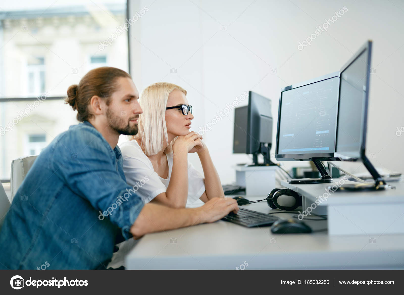 Trabajo en equipo en oficina. Programación de personas en equipo — Foto