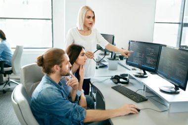 Bu ofis. İnsanlar açık işyerinde çalışma