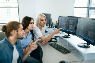Bu ofis. İnsanlar açık işyerinde çalışma