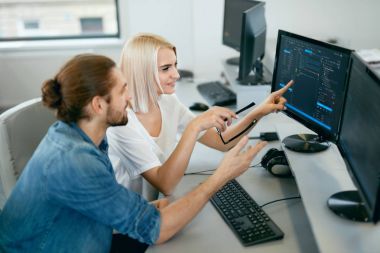 Bu takım ofisinde çalışıyor. İnsanlar programlama bilgisayar üzerinde