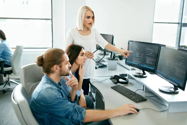 Oficina de informática. Personas que trabajan en un lugar de trabajo abierto — Foto de Stock