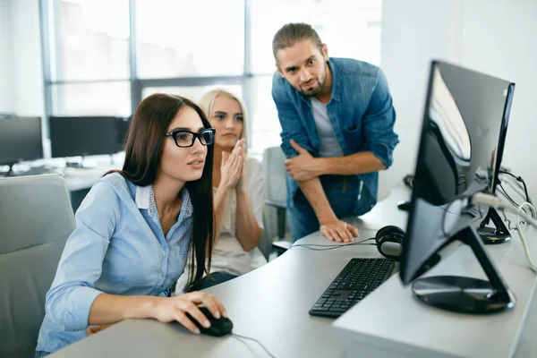 Es Büro. Menschen, die am offenen Arbeitsplatz arbeiten — Stockfoto