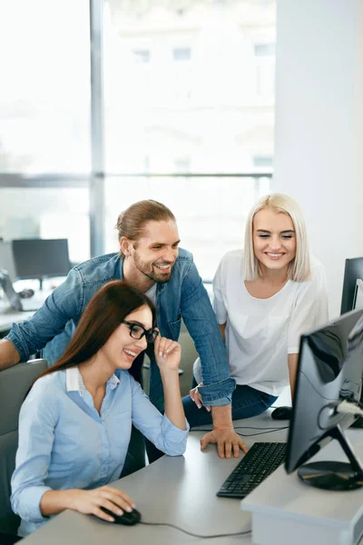 Oficina de informática. Personas que trabajan en un lugar de trabajo abierto —  Fotos de Stock