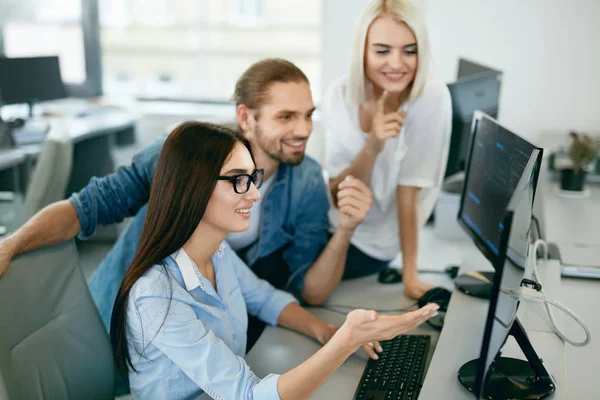 It-Team, das im Büro arbeitet. Menschen programmieren am Computer — Stockfoto