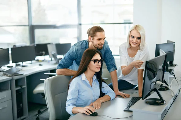Het Team werkt In Office. Mensen programmering op Computer — Stockfoto