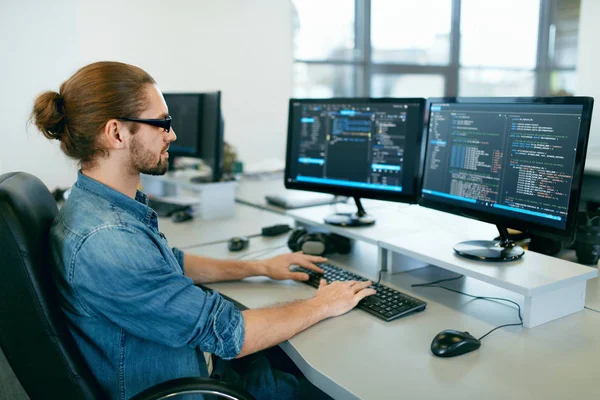 Programação. Homem trabalhando no computador no escritório de TI — Fotografia de Stock