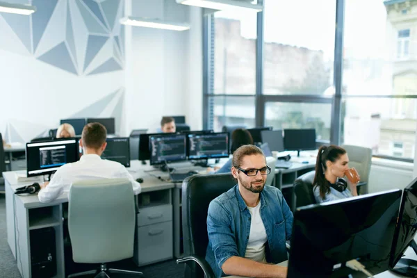 Mensen die in een modern kantoor werken. — Stockfoto