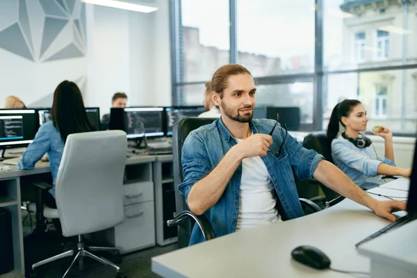 Mensen die in een modern kantoor werken. — Stockfoto