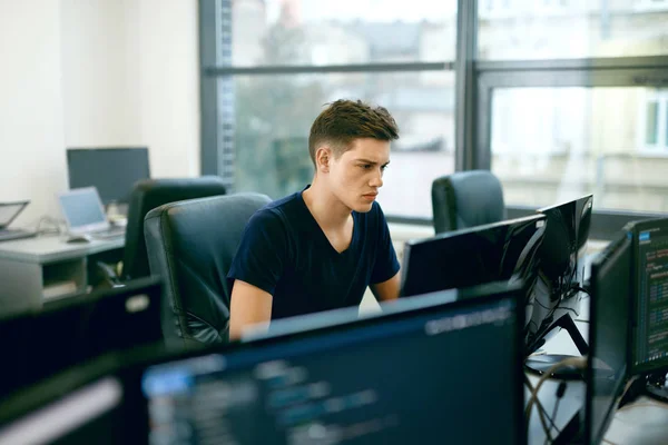 Programmation. Homme travaillant sur l'ordinateur dans le bureau informatique — Photo