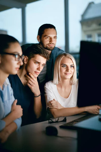 Team van programmeurs werken op de Computer In kantoor. — Stockfoto