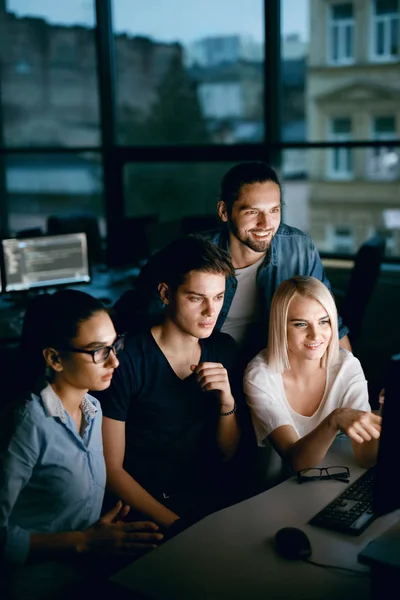 Equipo de programadores que trabajan en la computadora en la oficina . — Foto de Stock