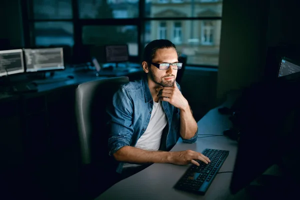 Programación. Hombre trabajando en la computadora en la oficina de TI —  Fotos de Stock