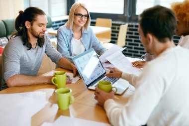 Takım insanların Cafe içinde defter üzerinde çalışma