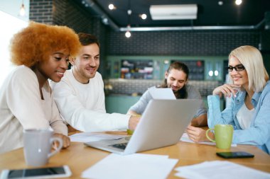 Birlikte Cafe, bilgisayar kullanarak çalışan arkadaşlar