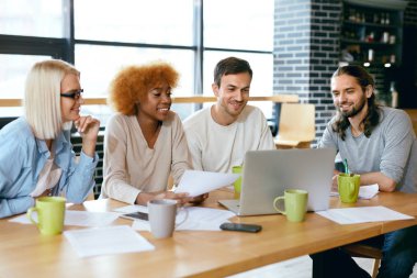 Defter üzerinde çalışma Cafe toplantıda insanlar