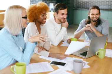 Birlikte Cafe, bilgisayar kullanarak çalışan arkadaşlar