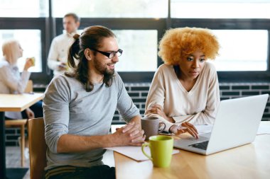 Güzel çift Cafe içinde defter üzerinde çalışıyor