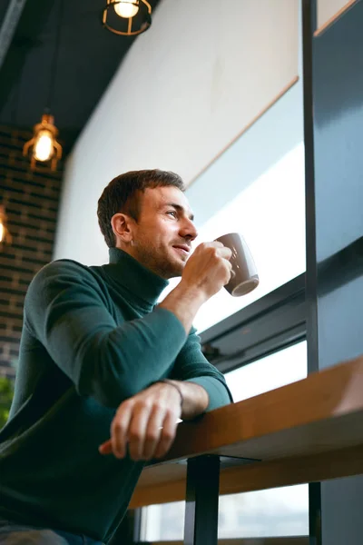 Ember iszik kávét inni, Cafe közelében ablak — Stock Fotó