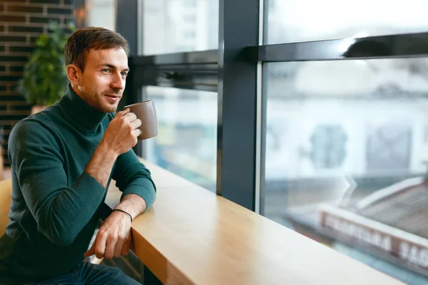 Człowiek do picia Kawa napój w Cafe w pobliżu okna — Zdjęcie stockowe