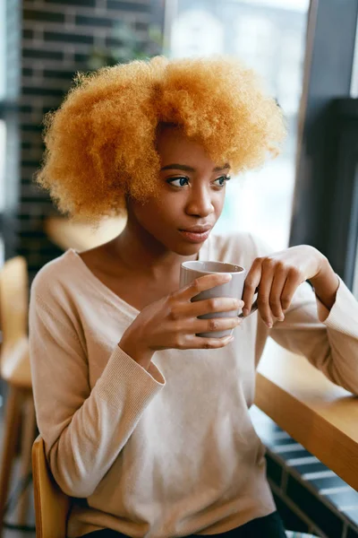 Belle fille buvant du café boire dans le café près de la fenêtre . — Photo