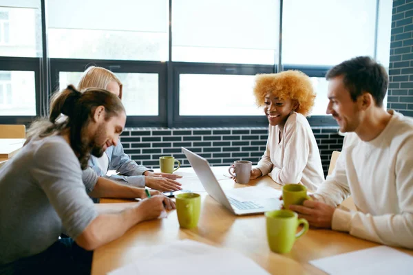 Reunión de personas en el café trabajando en cuaderno — Foto de Stock