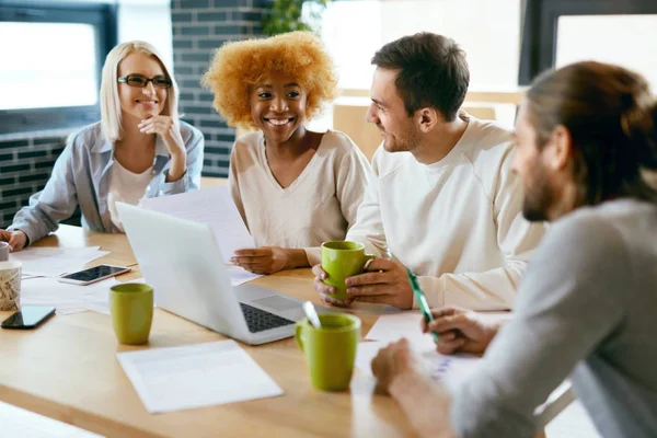 Equipo de gente que trabaja en el cuaderno en el café — Foto de Stock