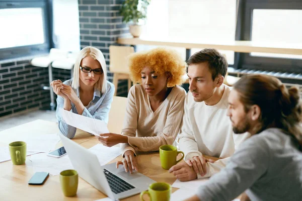 Freunde arbeiten zusammen im Café, benutzen Computer — Stockfoto