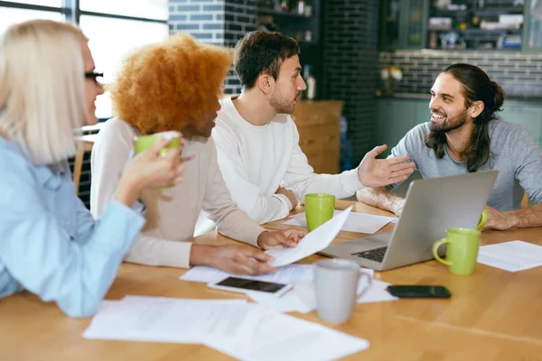 Team von Leuten, die im Café am Notizbuch arbeiten — Stockfoto