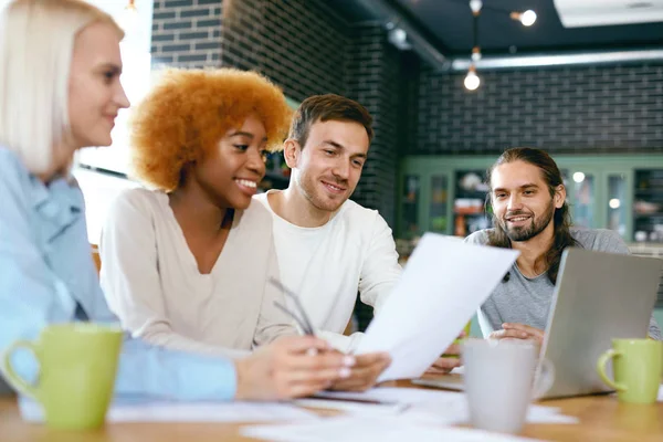 Team von Leuten, die im Café am Notizbuch arbeiten — Stockfoto