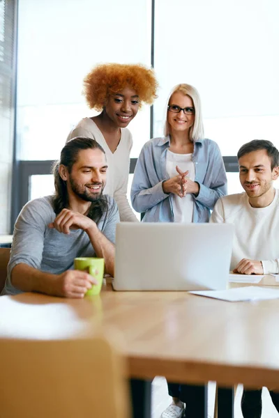 Reunión de personas en el café trabajando en cuaderno — Foto de Stock