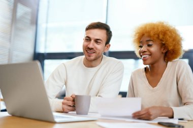 Cafe içinde defter üzerinde çalışan insanlar