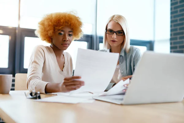 Las mujeres de negocios trabajando en Café — Foto de Stock