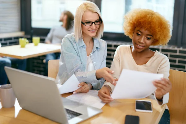 Las mujeres de negocios trabajando en Café — Foto de Stock