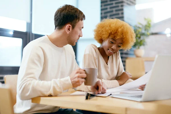 Mensen die werkzaam zijn op Notebook In Cafe — Stockfoto