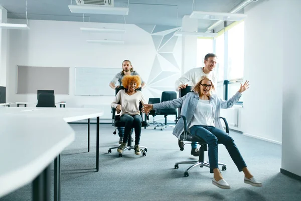 Office. Emberek, szórakozás és a versenyzés székek. — Stock Fotó