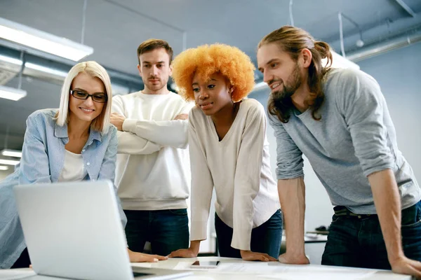 Menschen, die arbeiten, Computer im Büro benutzen — Stockfoto