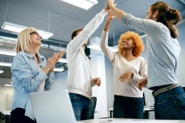 Teamwerk. Glimlachende mensen handen samenstellen — Stockfoto