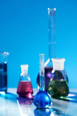 Laboratuvar cam renkli sıvı ile.