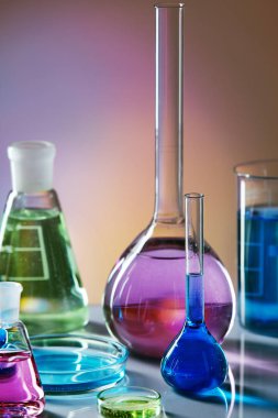 Laboratuvar cam renkli sıvı ile.