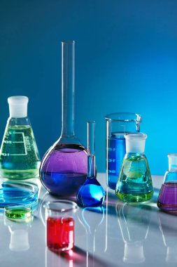 Laboratuvar cam renkli sıvı ile.