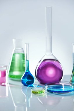 Laboratuvar cam renkli sıvı ile.