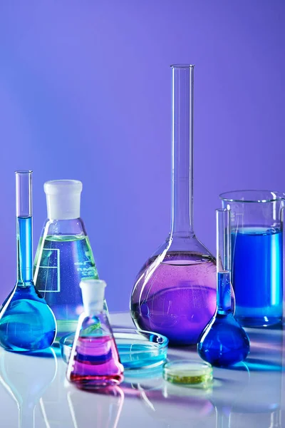 Laboratorní sklo barevné kapalinou. — Stock fotografie