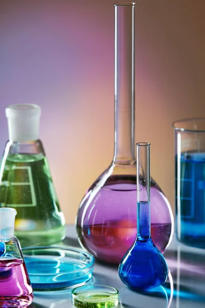 Laboratorium glas met kleurrijke vloeistof. — Stockfoto