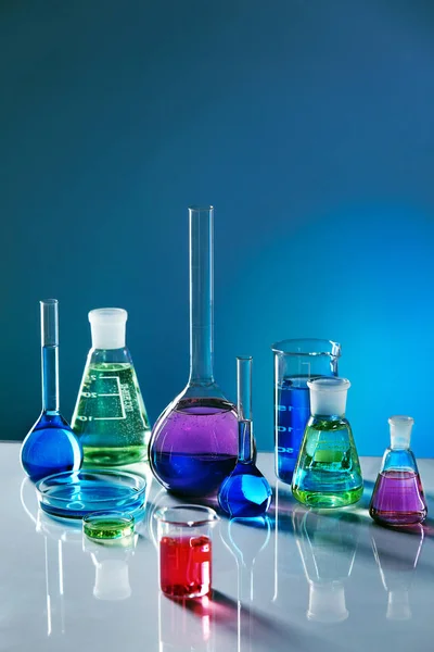 Laboratorium glas met kleurrijke vloeistof. — Stockfoto